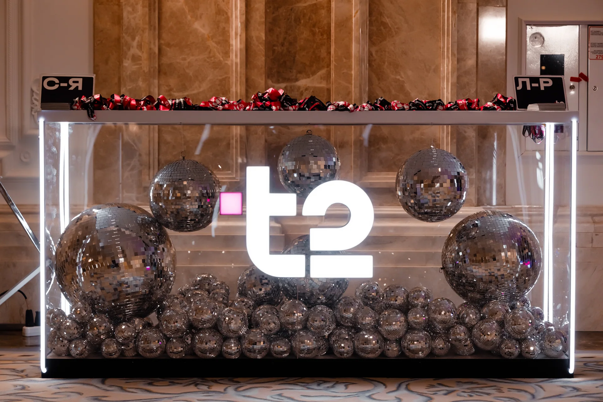 Участники у стойки регистрации T2